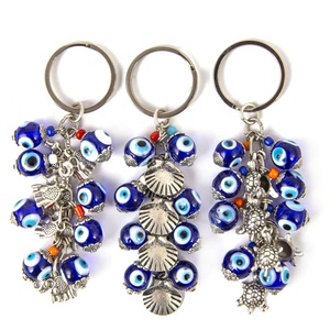 Llavero con forma de uva azul, hecho a mano, mal de ojo, NAZAR, con cuentas y figuras mezcladas - Product Image 2