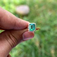 Bague de mariage artisanale en or 18 carats avec émeraude naturelle sertie clos, design classique moderne, certifiée IGI, vente en gros de bijoux
