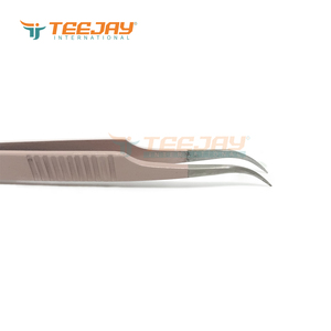 Pince à épiler TEEJAY J courbée rose poudré en acier inoxydable avec isolation de volume, poignée droite, pointe ultra-fine, antistatique - Product Image 3