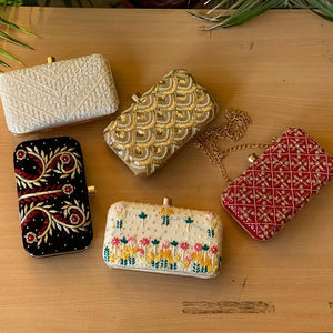 Nouvel arrivage Superbe pochette de soirée en satin multicolore à imprimé floral gaufré fait à la main pour femmes Sac à main avec chaîne en métal perlé - Product Image 3