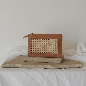 กระเป๋าคลัทช์หวายสไตล์เรโทรแบบถักเปีย พร้อมงานปักลูกปัดและประดับดอกไม้ด้วยเลื่อม - Product Image 3