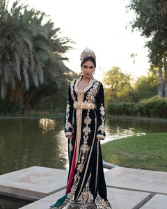 สร้อยข้อมือเจ้าสาวจาก atiya libas ชุดเจ้าสาว lehenga choli พร้อมด้วยการเย็บปักถักร้อย zardozi วัสดุอะซิเตทความยาวพื้นสำหรับงานแต่งงาน - Product Image 1