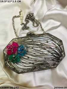 Pochette en nacre en laiton fait à la main de créateur exclusif sac à main en métal de soirée avec motif unique - Product Image 2