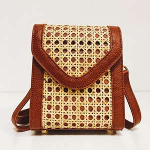 Bolso de Hombro de Cuero y Mimbre - Product Image 1