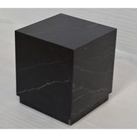 Table basse carrée moderne et contemporaine de luxe avec plateau en marbre naturel et verre, base en bois, meubles de salon
