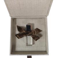 Boîte d'emballage de produits de luxe en lin 100% avec couvercle à charnière estampé en feuille laminée et logo