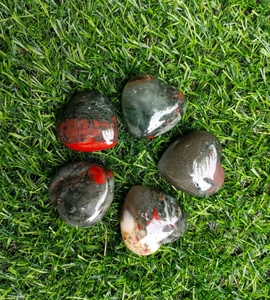 Los corazones naturales de piedra de sangre africana son una variedad de Calcedonia verde intenso, un cuarzo Cripto cristalino, salpicado de jaspe rojo - Product Image 2