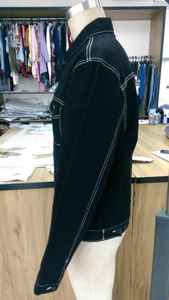 แจ็คเก็ตยีนส์ผู้ชายสไตล์วินเทจ ผ้าฝ้าย 100% ทรงสลิมฟิต สำหรับฤดูหนาว แบบลำลอง ผลิตตามสั่ง ขายส่ง เป็นมิตรกับสิ่งแวดล้อม ตกแต่งด้วยด้ายตัดสี - Product Image 2