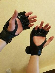Gants de boxe MMA sur mesure de haute qualité à doigts entiers, 8oz 12oz, en cuir PU respirant, avec sangle de poignet réglable, pour entraînement en extérieur - Product Image 2