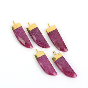 Pendentif plat vintage plaqué or plaqué à facettes teintées en rubis corne arc-en-ciel en forme de pointe fêtes en pierres précieuses - Product Image 4