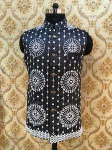 Ensemble en soie miroir brodé pour hommes, nouvel ensemble élégant avec fond en soie, chudidar avec coty travail laknavi - Product Image 4