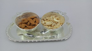 El último juego de dos cuencos para servir chapados en plata con 2 cucharas y bandejas chapadas en plata: un artículo de regalo perfecto para una cena elegante. - Product Image 4