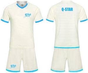 Uniforme de football de haute qualité, ensemble d'uniformes de football sur mesure en tissu maille respirant avec t-shirt et short, vente en gros - Product Image 4