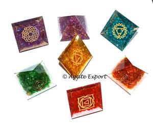 Pirámides de Orgón con Gemas de Ágata Grabadas, Juego Coleccionable de Arte Feng Shui - Product Image 1