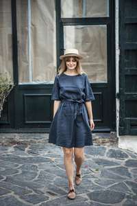 Vestido de lino para mujer, color azul marino, moderno, a la moda, de último diseño, color gris oscuro, cuello redondo, manga corta, mini. - Product Image 3