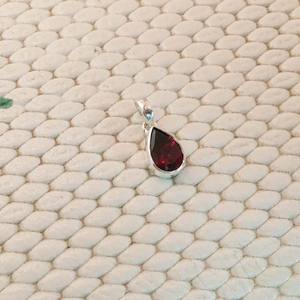 925 Sterling Silver Fine Jewelry Pendentifs Poire Grenat Léger avec Lunette Setting Luxueux Gemstone Cut Elegant Pear Shape - Product Image 2
