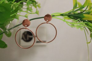 Pendientes en latón con chapado en cobre y forma circular Pendientes de gotas Pendientes de última moda para bodas y fiestas Tradnary - Product Image 3