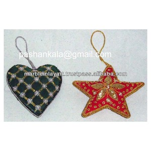 Magnifique Ornement de Noël à Broderie Main - Product Image 1