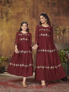 ชุดเดรสอนาร์กาลีผ้าลินินงานปักหนักสีเหลืองสำหรับงานปาร์ตี้ ดีไซน์สวยงาม ตัดเย็บสำเร็จ  สำหรับผู้หญิงอินเดีย ผลิตที่เมืองสุรัต - Product Image 4