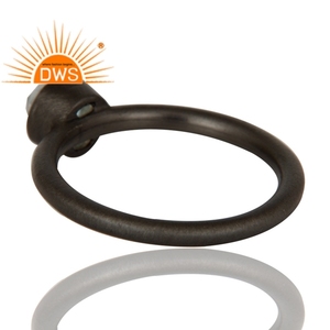 แหวนเงินโรเดียมสีดำเครื่องประดับมินิมอลรอบตัดสีฟ้าบุษราคัมพลอยผู้ผลิตเครื่องประดับแหวนซ้อนกันได้ - Product Image 3