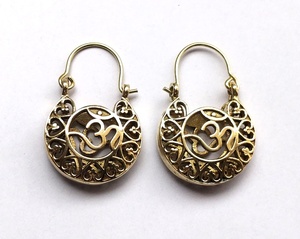 Suministro directo de fábrica Pendientes de aro de mujer de estilo bohemio de color dorado con círculo hueco de diseño Om para ocasión de aniversario - Product Image 1