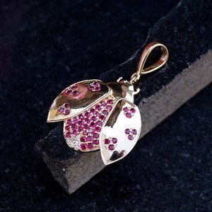 Pendentif Coccinelle en Or Jaune 14 carats avec Diamants et Rubis Véritables, Bijoux Fins en Gros - Product Image 2