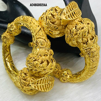 Bracelet jonc pour femme en laiton plaqué or avec motif floral élégant