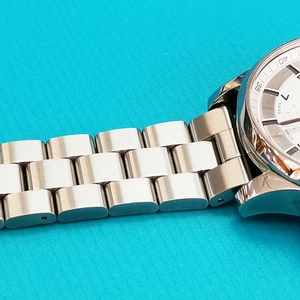 Bracelet montre en acier inoxydable réglable, avec deux lancers et boucle de sécurité - Product Image 1