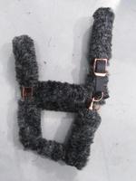 Licol de cheval fantaisie avec rembourrage en fourrure douce et épaisse, ferrures or rose, disponible dans toutes les tailles et de nombreuses couleurs