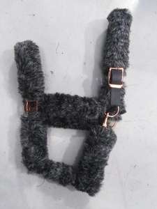 Licol de cheval fantaisie avec rembourrage en fourrure douce et épaisse, ferrures or rose, disponible dans toutes les tailles et de nombreuses couleurs - Product Image 5