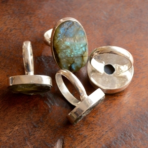 แหวนพลอยลาบราดอไรต์ดรูซี่ธรรมชาติ ประดับเงินเยอรมันแบบคลาสสิก - Product Image 3