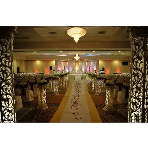 ركائز من الأكسسوارات باللون الذهبي مضاء للعروض في الأفراح الهندية ممرات الزفاف أعمدة من الألياف تستخدم في حفلات الزفاف