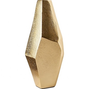 Décoration de table en métal de vase d'or géométrique moderne fait à la main - Product Image 1