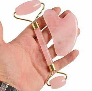 Rodillo de masaje de cuarzo rosa y Guasha, conjunto con caja, venta al por mayor, masajeador de cristal con caja - Product Image 1