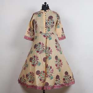 สาวแฟชั่น Kurti ในบล็อกมือดอกไม้พิมพ์ Kurti - Product Image 1