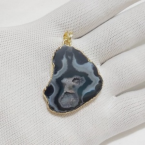 Collier avec pendentif en cristal d'agate naturelle, géode druzienne et pierre galvanisée, pierre semi-précieuse, artisanat avec pendentif plaqué - Product Image 1