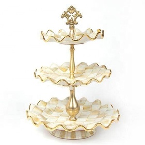 Soporte de Pastel de Metal Pintado a Mano de 3 Niveles, Diseño de Lujo con Cuadros Dorados y Borde Festoneado, Exhibidor de Postres Vintage, Torre de Cupcakes Esmaltada - Product Image 1
