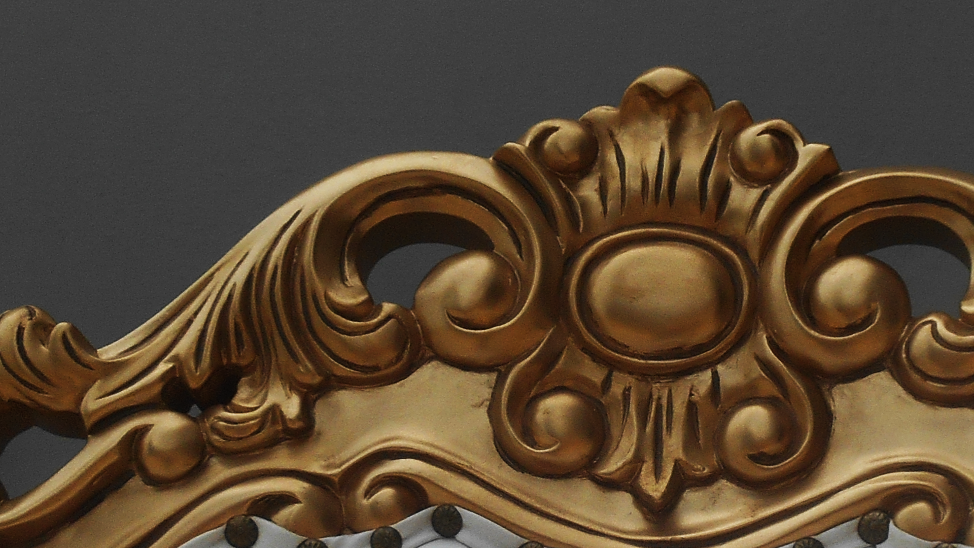 สีขาวและสีทอง