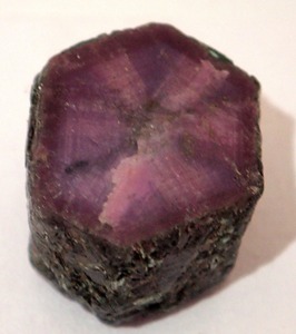 Nhà máy cung cấp chất lượng tổng hợp Trap <span class=keywords><strong>Ruby</strong></span> thô màu đỏ tím <span class=keywords><strong>Corundum</strong></span> đá quý cho nhà máy đồ trang sức lỏng đá quý - Product Image 3