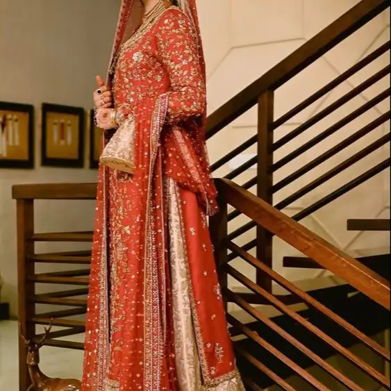 Turuncu beyaz kat uzunluk hint/pakistan elbise süslenmiş DABKA, ZARI çalışma düğün @ 2022