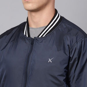 Chaqueta Bomber de satén de alta calidad para hombre al por mayor, estilo deportivo azul marino a prueba de viento personalizado con cuello con capucha para invierno - Product Image 3