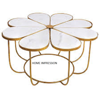 Couleur or en laiton en métal cadre table avec plateau en verre