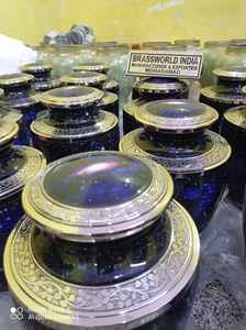 Urna de cremación de latón del fabricante Brassworld India para suministros funerarios para adultos - Product Image 3