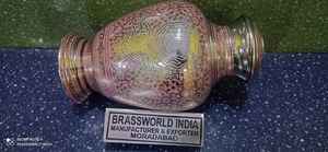 Urne funéraire en laiton violet de style américain avec gravure florale, en laiton, pour adultes, fournitures funéraires, Brassworld India - Product Image 6