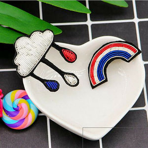 เข็มกลัดรูปเมฆสายรุ้งขนาดเล็ก งานปักมือจากผ้าไหมอินเดีย ลายการ์ตูน - Product Image 4