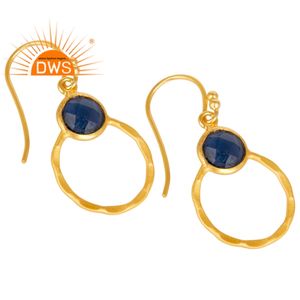 Boucle d'oreille martelée or et argent, bijou de styliste, pendentif rond, en corindon bleu, pierre précieuse - Product Image 2