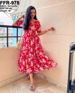 ชุดเดรสยาวผ้าจอร์เจียต์พิมพ์ลายดอกไม้  ชุดพิเศษสำหรับวันวาเลนไทน์สำหรับผู้หญิง นำเสนอโดยรอยัล เอ็กซ์ปอร์ต - Product Image 3