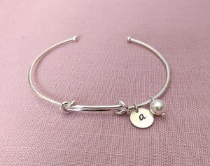 Bracelet tendance en argent sterling avec initiale, bracelet personnalisé pour demande en mariage d'une demoiselle d'honneur, bracelet en argent sterling avec nœud - Product Image 1