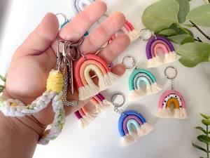 Porte-clés Mini arc-en-ciel en macramé, accessoire de porte-clés - Product Image 3