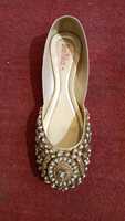 Dernières chaussures plates Khussa perlées pour femmes semelle intérieure en cuir véritable confortable et légère avec PU pour vêtements de mariée